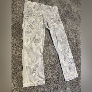 Lululemon 21” Train Times Crop Pants LUXTREME LW6AQPS KTGI White Print Size 10